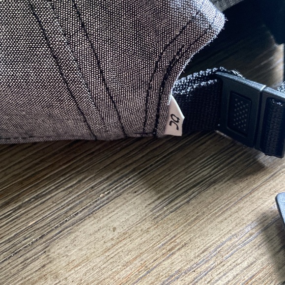 🌴NWT OnRunning 5 Panel Cap - Picture 6 of 9